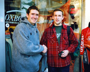 Christophe Charlot et Jean-Michel devant un magasin Oxbow